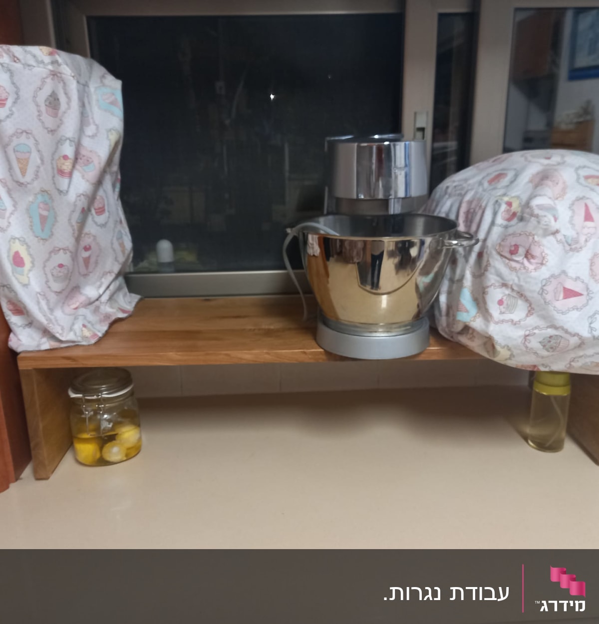 מיקסר מתכת על מדף עץ במטבח
